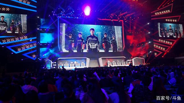 中国台湾主播丁特深夜直播因噪音过大被邻居冲门