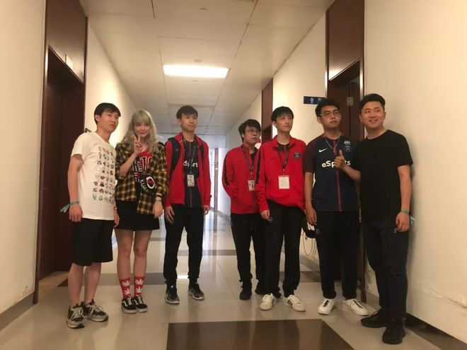 LANGX 真的是无法Carry！ wuming 的阿卡丽顺利切入 Puff ，微笑战队 1-0 Puff 战队